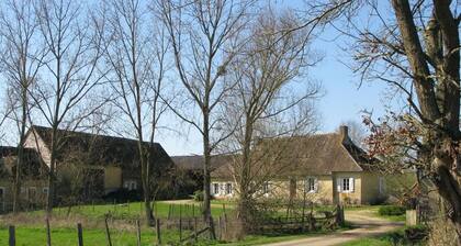 Maison Spacieuse et Indépendante avec Jardin et Terrasse, Idéale pour Observer la Nature en Sarthe