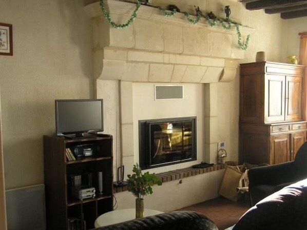 TV, fireplace, ping pong - Charming Cottage with Pool and Garden, Near Le Mans (La Chapelle-aux-Choux)