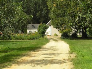 Property grounds - Charming Cottage with Pool and Garden, Near Le Mans (La Chapelle-aux-Choux)