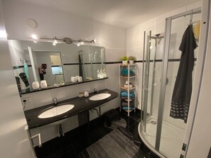 Een douche, een haardroger, handdoeken, zeep