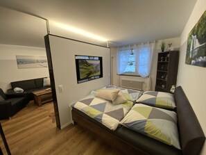 2 habitaciones, tabla de planchar con plancha y cuna de viaje