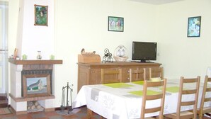 Unclassified image, 4 of 15, button - "Charming Renovated Farmhouse with Bikes in Peaceful Hamlet" (La Chapelle-aux-Choux)
