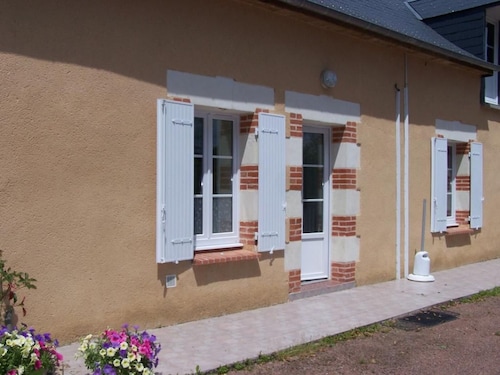 Charmante Fermette Rénovée avec Terrasse Privative et Vélos, 2 Chambres, Proche Le Lude
