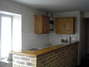 Fridge, microwave, dishwasher, high chair - "Charming Renovated Farmhouse with Bikes in Peaceful Hamlet" (La Chapelle-aux-Choux)