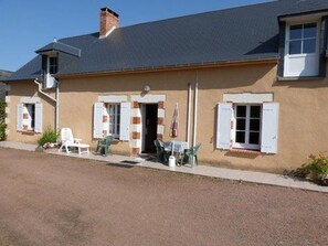 Exterior - "Charming Renovated Farmhouse with Bikes in Peaceful Hamlet" (La Chapelle-aux-Choux)