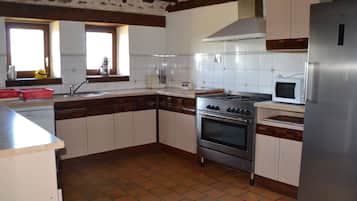 Een koelkast, een microgolfoven, een oven, een vaatwasser