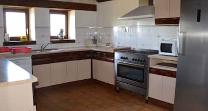 Casa de campo renovada, ideal para familias, cerca del circuito de Le Mans, amplios terrenos y volleyball.