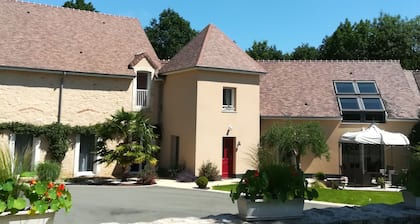 Charming Renovated Barn with Garden, 3 Ensuite Bedrooms, Near Le Mans