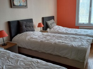 2 bedrooms, free WiFi - Spacieuse maison confortable avec jardin, à 20 min du centre-ville et proche du circuit des 24H du Mans (Le Mans)