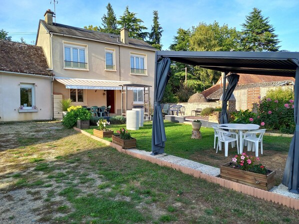 Outdoor dining - Spacieuse maison confortable avec jardin, à 20 min du centre-ville et proche du circuit des 24H du Mans (Le Mans)