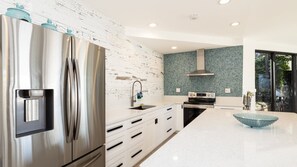 Fridge, microwave, oven, stovetop - B307 Moon Bay - 3 bedroom end unit with gourmet kitchen (Key Largo)