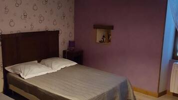 3 bedrooms, bed sheets