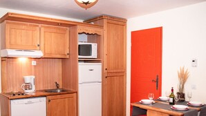 Fridge, microwave, oven, dishwasher - Studio for 4 with balcony and parking in Pra Loup 1500 (Uvernet-Fours)