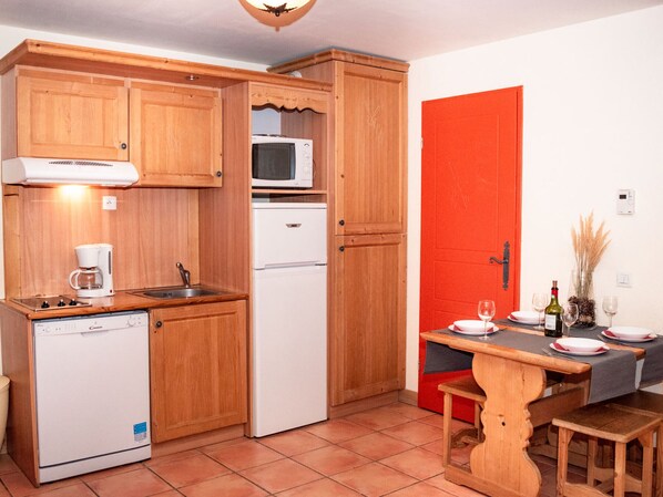 Fridge, microwave, oven, dishwasher - Studio for 4 with balcony and parking in Pra Loup 1500 (Uvernet-Fours)