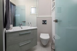 Combined shower/tub, jetted tub, hair dryer, towels - Dion  Villa with Pool in Zakynthos Greece (Zakynthos)