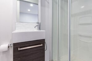 Apartment | Badezimmer | Haartrockner, Handtücher, Seife, Shampoo