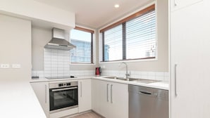 Apartment | Private kitchen - 5 Star City Townhouse with a Car park (Auckland)
