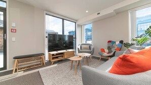 Living area - 5 Star City Townhouse with a Car park (Auckland)