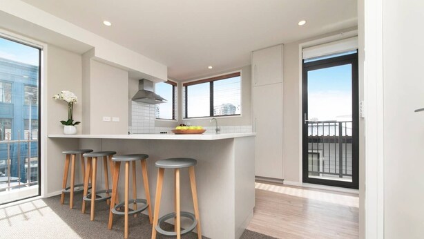 Breakfast area - 5 Star City Townhouse with a Car park (Auckland)