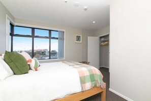 2 bedrooms, iron/ironing board, free WiFi, bed sheets - 5 Star City Townhouse with a Car park (Auckland)