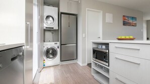 Apartment | Laundry - 5 Star City Townhouse with a Car park (Auckland)