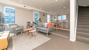 Apartment | Living area - 5 Star City Townhouse with a Car park (Auckland)