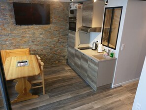 Dining - Beautiful 2-Bedroom Apartment with Balcony in the Heart of Les Belleville, Ski-In/Ski-Out (Les Menuires)