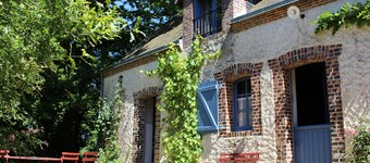 Charming Cottage: Fireplace, Wifi, Bikes, Garden & Garage in Lush Countryside