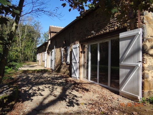 Gîte rénové en pleine campagne près du Mans : 5 chambres, terrasse, barbecue, accès Paris facile