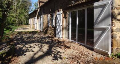 Charming Farmhouse Near Le Mans: Modern Amenities, 5 Bedrooms, BBQ, and Private Terrace