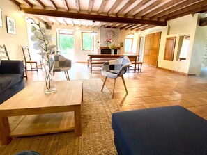 Fernseher, Kamin, Tischtennisplatte