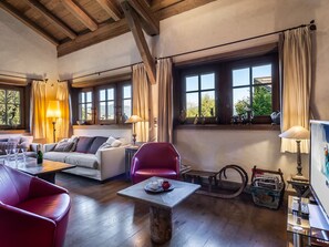 TV, fireplace - Family chalet in Megève with pool and sauna for 12 people (Megève)