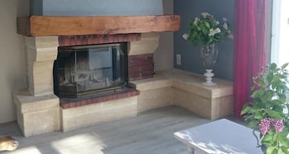 Alquiler vacacional: Casa contemporánea con chimenea, sala de juegos, tenis y capacidad para 15 huéspedes