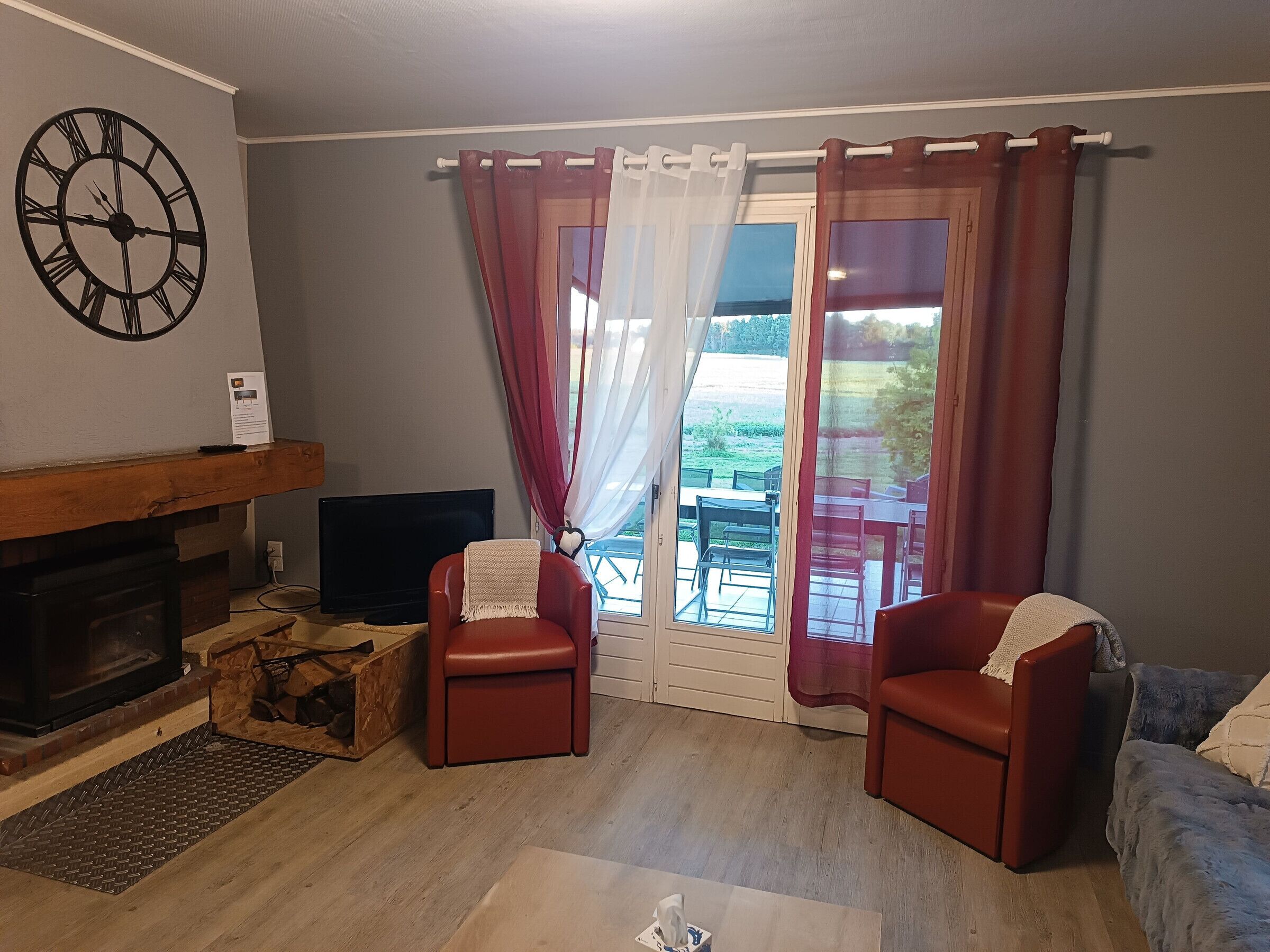 Cheminée, baby-foot, table de tennis de table