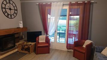 Cheminée, baby-foot, table de tennis de table