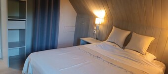 Spacious Retreat with Tennis Court, Games Room, and Modern Amenities in a 20,000 m² Enclosed Woods