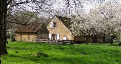 Countryside Retreat: Renovated Farmhouse 5km from Major Shopping, 7km from Le Mans