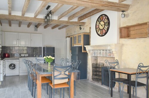 Grande maison familiale avec jardin, terrasse et équipements de loisirs, proche forêt de la Charnie