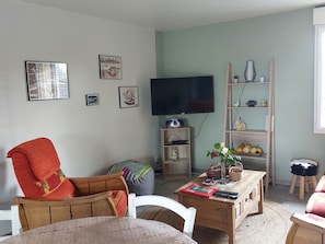 TV - Charming Cottage Steps from Le Mans Circuit - Comfort, Amenities, and Parking (Moncé-en-Belin)