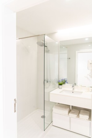 Bathroom sink - Apartamentos Fernão Ornelas (Funchal)