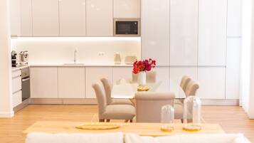 Superior-Apartment, 2 Schlafzimmer, Küche, Stadtblick | Eigene Küche | Großer Kühlschrank, Mikrowelle, Ofen, Herdplatte