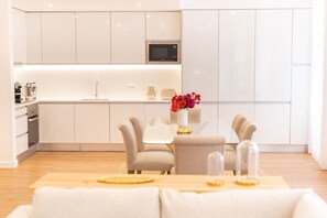 Superior Apartment, 2 Bedrooms, Kitchen, City View | Private kitchen - Apartamentos Fernão Ornelas (Funchal)