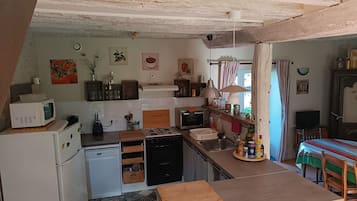 Een koelkast, een microgolfoven, een oven, een vaatwasser