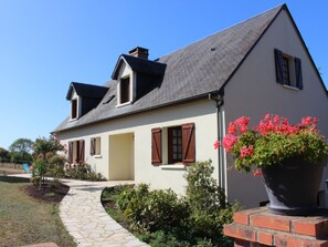 Exterior - Charming Countryside House with Large Garden, Terrace, and Recreational Activities (Conflans-sur-Anille)