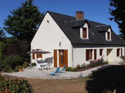 Casa rural con amplio jardín, terraza, petanca y ping-pong cerca de ríos y rutas de senderismo