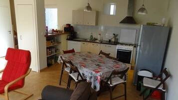 Een koelkast, een microgolfoven, een oven, een vaatwasser