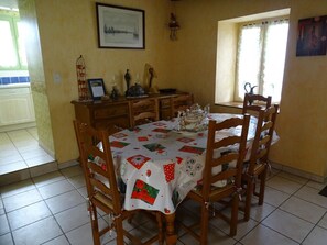 Dining - Charming Cottage with Garden, Bikes & Fireplace Near Le Mans (Congé-sur-Orne)