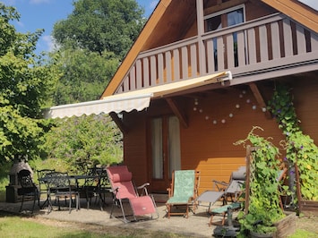 la terrasse avec salon de jardin et barbecue