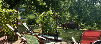 Charming Wooden House with Garden and High-Speed Internet, Near Hiking Trails