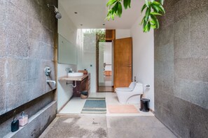 Douche, sèche-cheveux, serviettes fournies